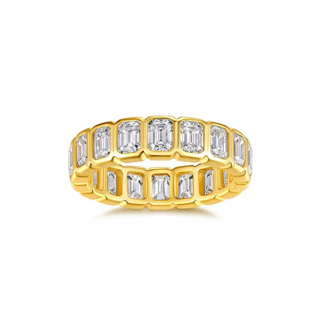 Kouchta Alliance Octogone — alliance éternité vue de face, rangée continue de moissanites coupe émeraude, or jaune 18K, studio blanc