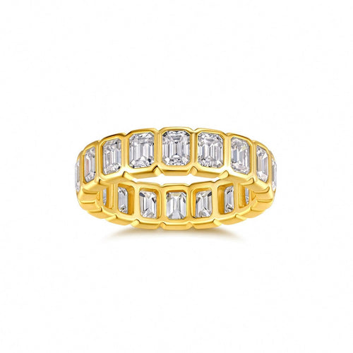 Kouchta Alliance Octogone — alliance éternité vue de face, rangée continue de moissanites coupe émeraude, or jaune 18K, studio blanc