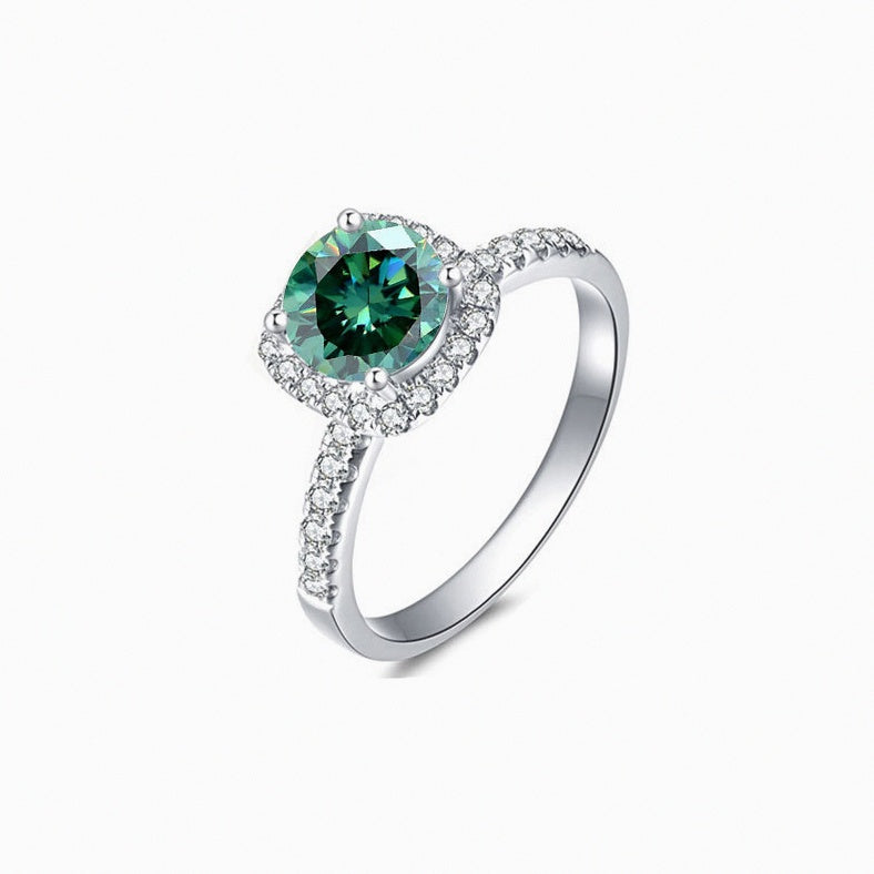 Bague Carré Kouchta vue en angle — moissanite verte, halo pavé, argent 925 or blanc 18K