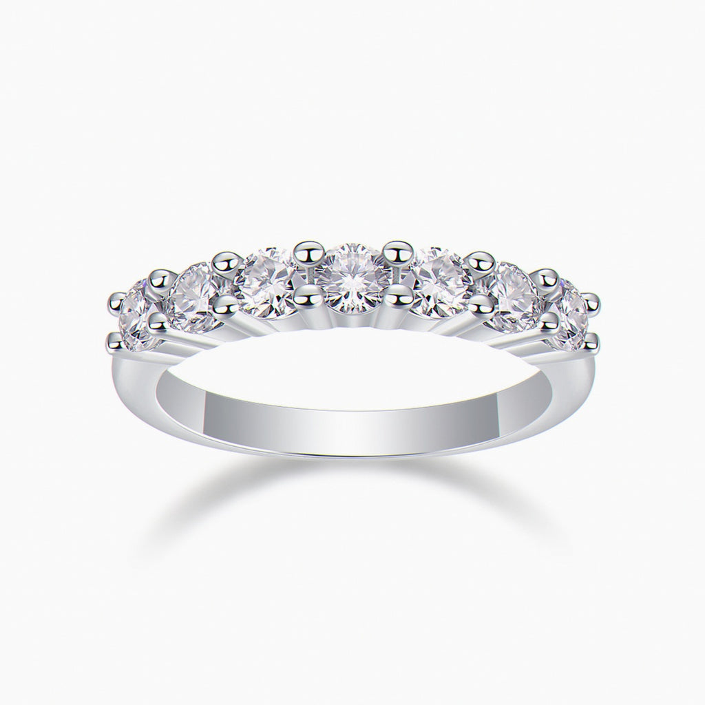 Kouchta Bague Sept Moissanites : héros studio fond blanc, anneau ouvert et sept moissanites, argent 925 or blanc 18K