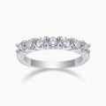 Kouchta Bague Sept Moissanites : héros studio fond blanc, anneau ouvert et sept moissanites, argent 925 or blanc 18K