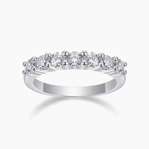 Kouchta Bague Sept Moissanites : héros studio fond blanc, anneau ouvert et sept moissanites, argent 925 or blanc 18K