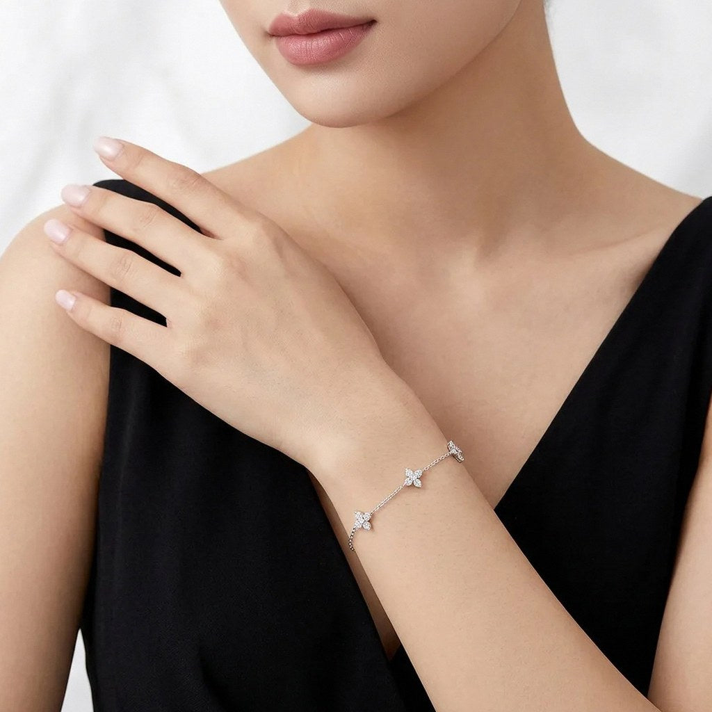 Bracelet Cinq Fleurs Kouchta — porté au poignet
