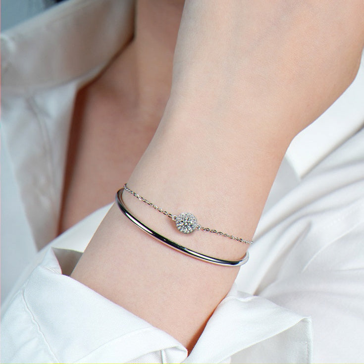 Kouchta Bracelet Duo vu de trois quarts, chaîne fine à médaillon pavé de moissanites