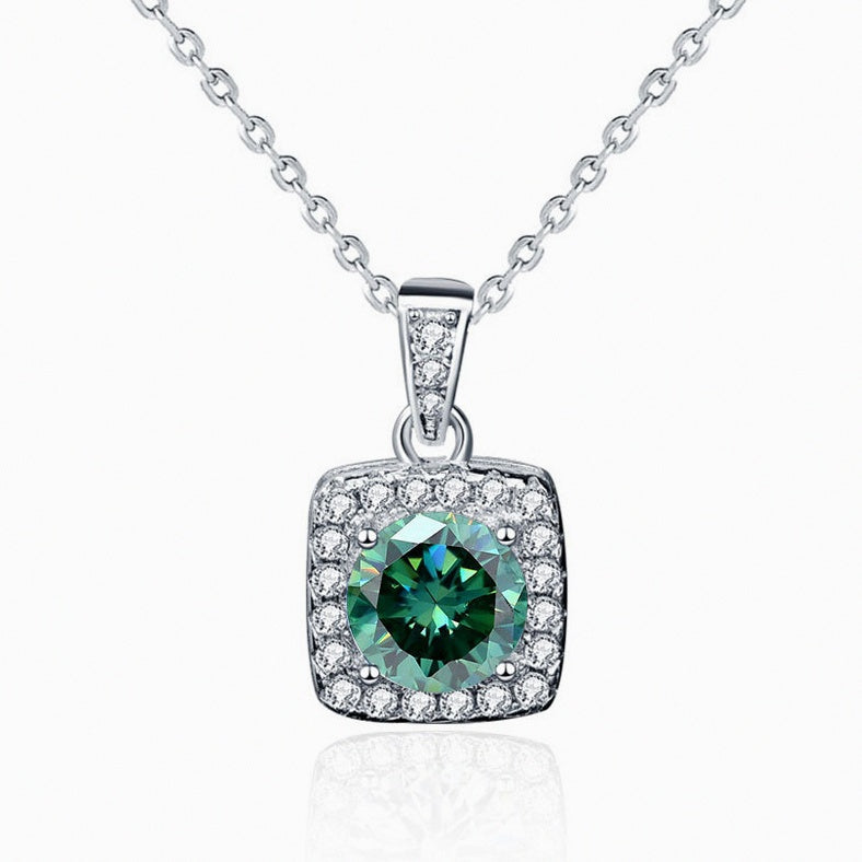 Collier Carré Kouchta en gros plan — pendentif moissanite verte et pavé, argent 925 or blanc 18K
