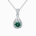 Collier Goutte Kouchta en gros plan — pendentif teardrop moissanite verte, pavé, argent 925 or blanc 18K