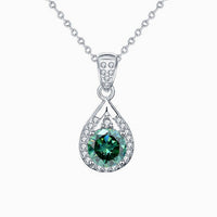 Collier Goutte Kouchta en gros plan — pendentif teardrop moissanite verte, pavé, argent 925 or blanc 18K