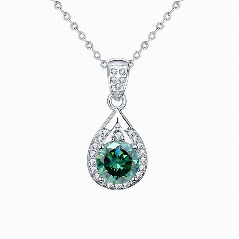 Collier Goutte Kouchta en gros plan — pendentif teardrop moissanite verte, pavé, argent 925 or blanc 18K