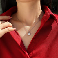 Collier Coussin Kouchta porté sur chemise rouge