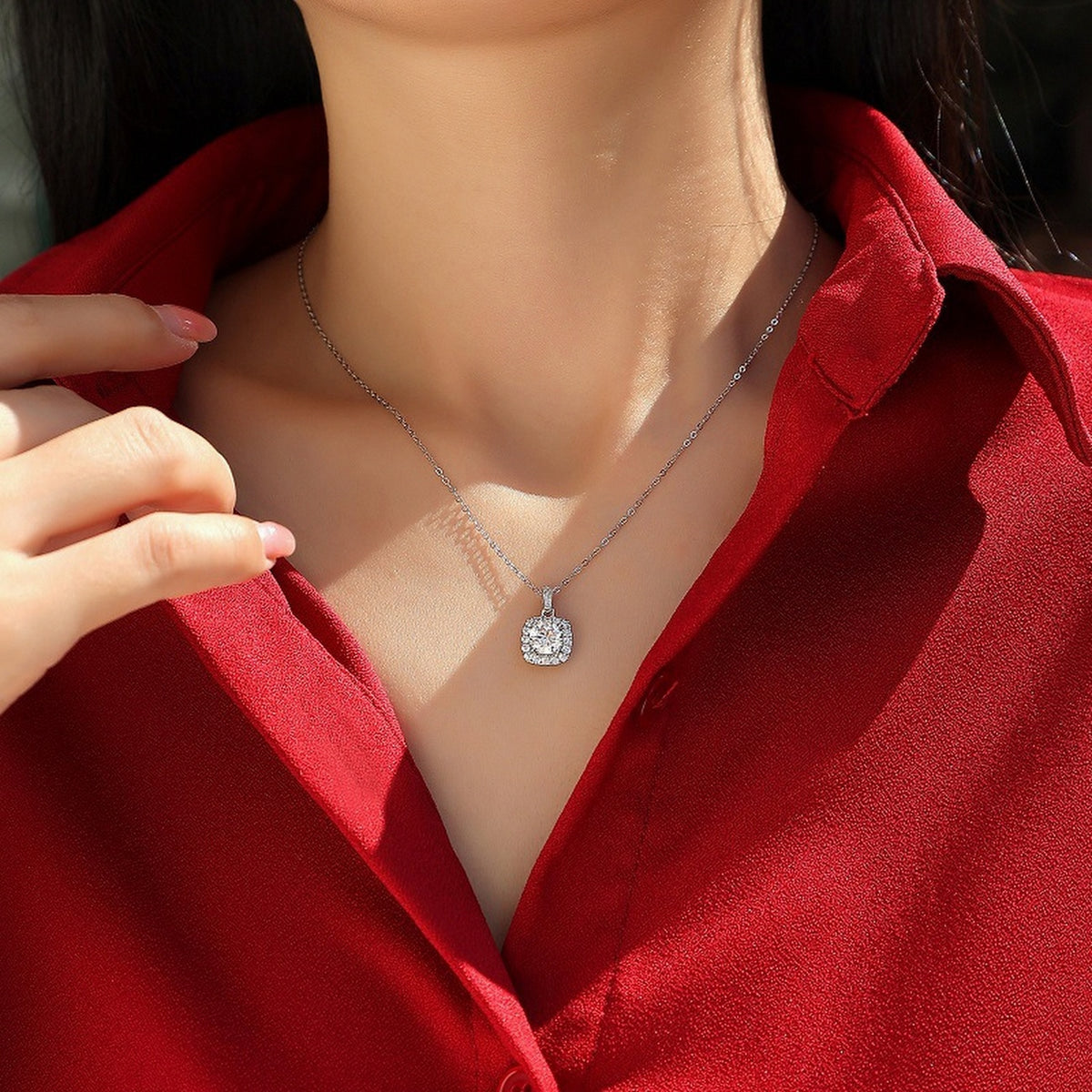 Collier Coussin Kouchta porté sur chemise rouge