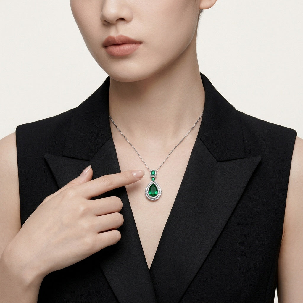 Collier goutte Kouchta porté : émeraude de laboratoire à halo de moissanite
