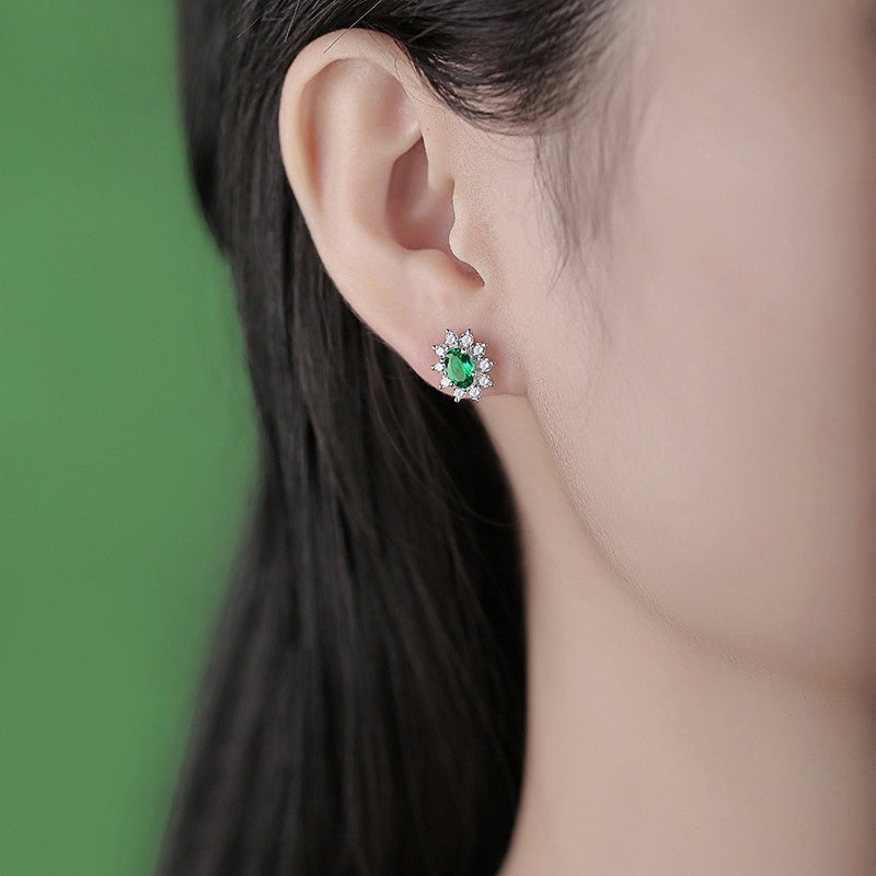 Puces Kouchta portées à l'oreille : émeraude de laboratoire ovale à halo de moissanite