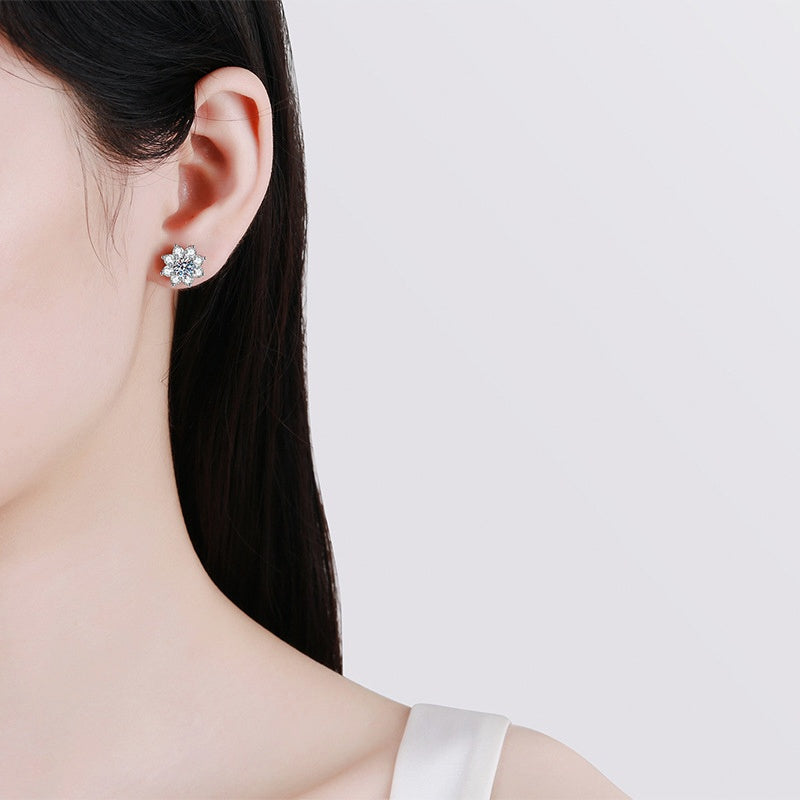 Puces Tournesol Kouchta portées à l'oreille, fleur de moissanites pavé, argent 925 or blanc 18K