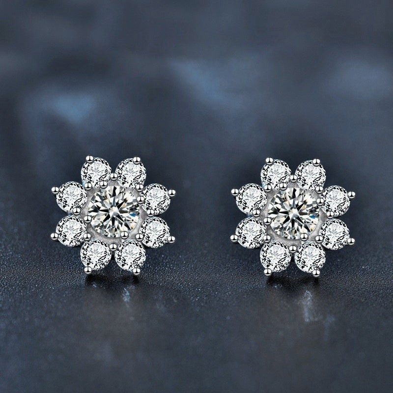 Puces Tournesol Kouchta, paire de fleurs de moissanites pavé vue de face